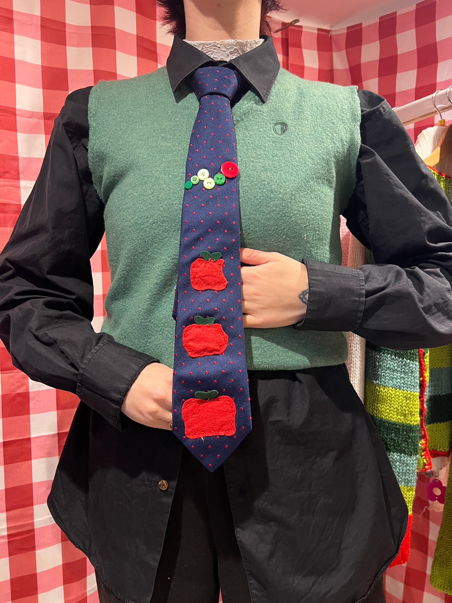 Caterpillar tie